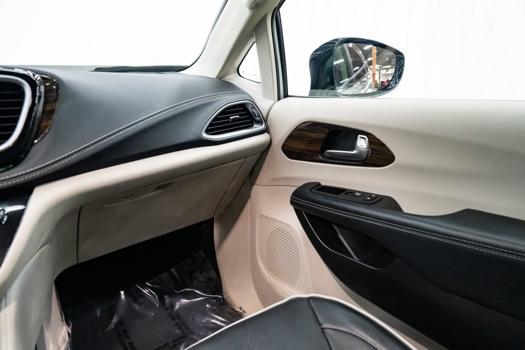 Used 2023 Chrysler Pacifica Limited FWD image 11
