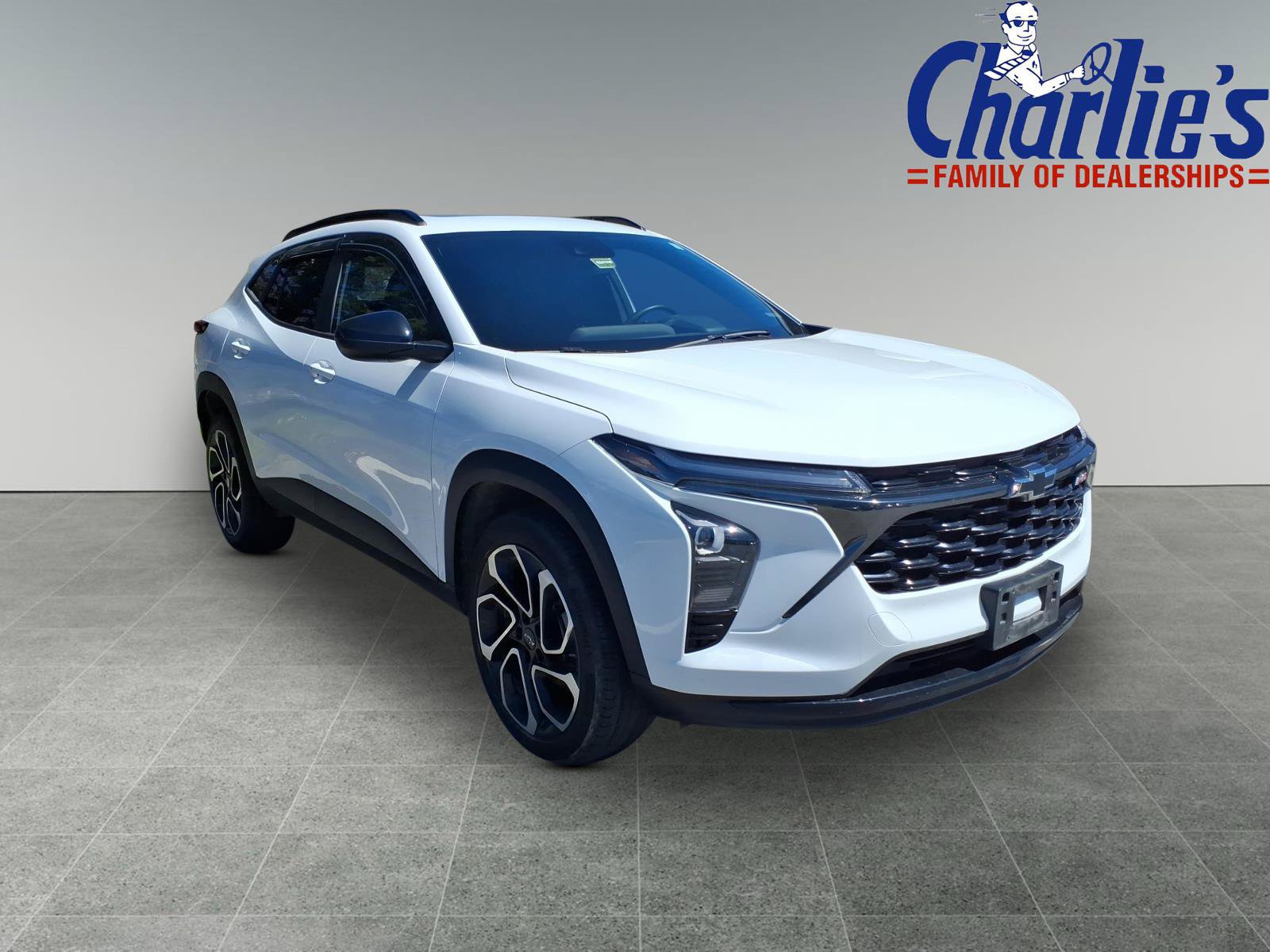 Used 2024 Chevrolet Trax RS w/ Sunroof Package FWD image 3