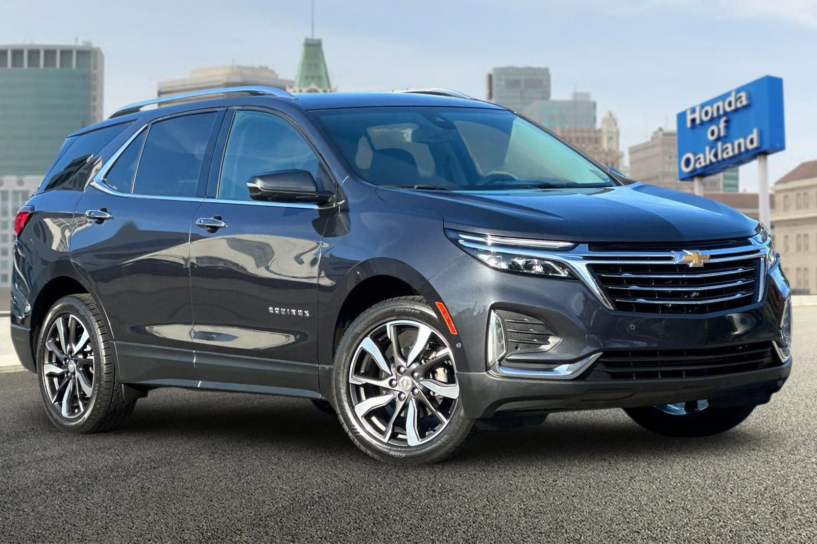 Used 2022 Chevrolet Equinox Premier image 2