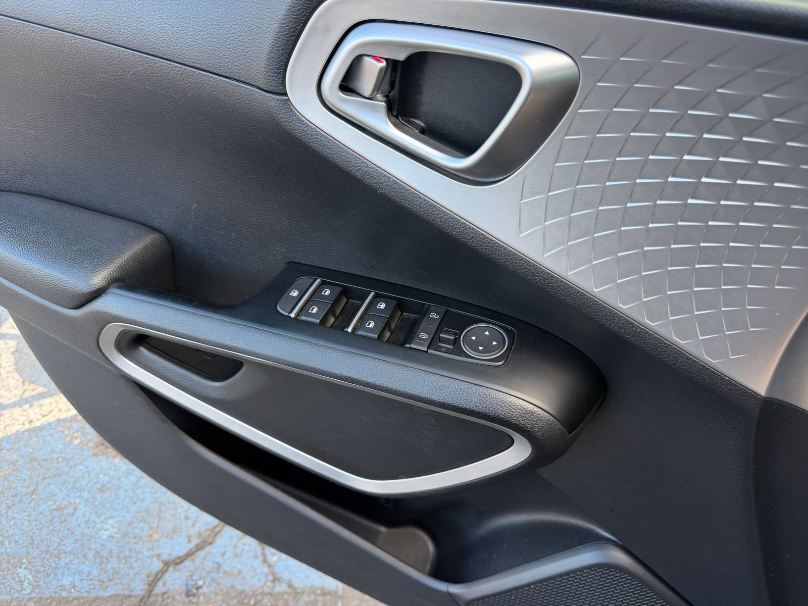 Used 2025 Kia Soul LX w/ LX Technology Package FWD image 15