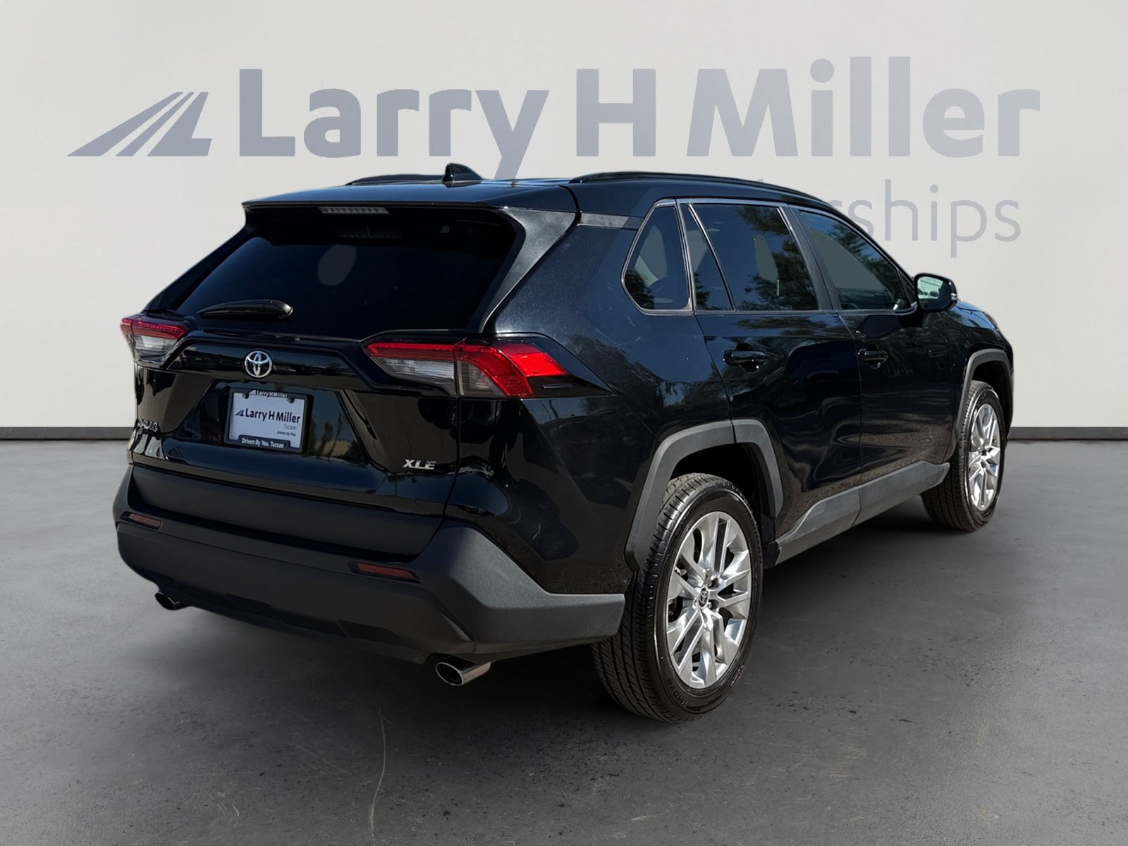 Used 2025 Toyota RAV4 XLE Premium FWD image 5
