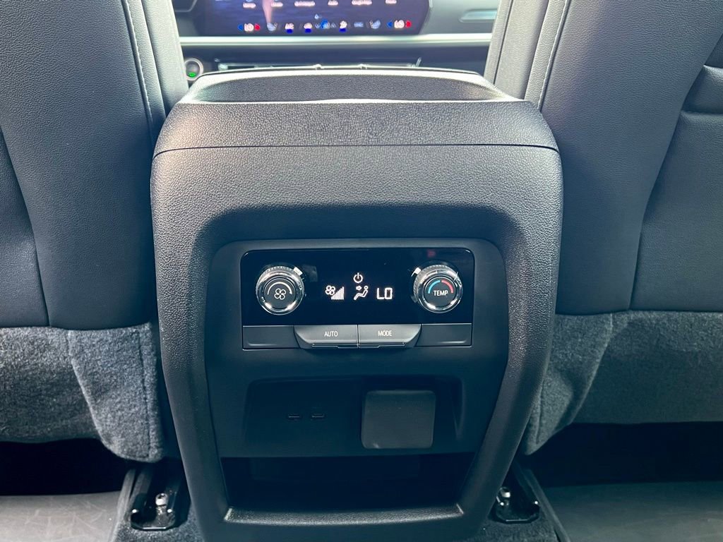 Used 2025 Chevrolet Traverse LT w/ Driver Confidence Package FWD image 19