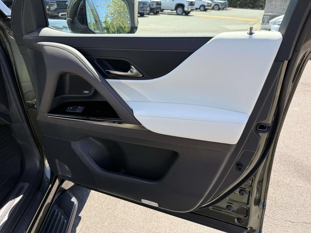Used 2025 Lexus LX 600 4WD w/ Accessory Package (2T) image 17