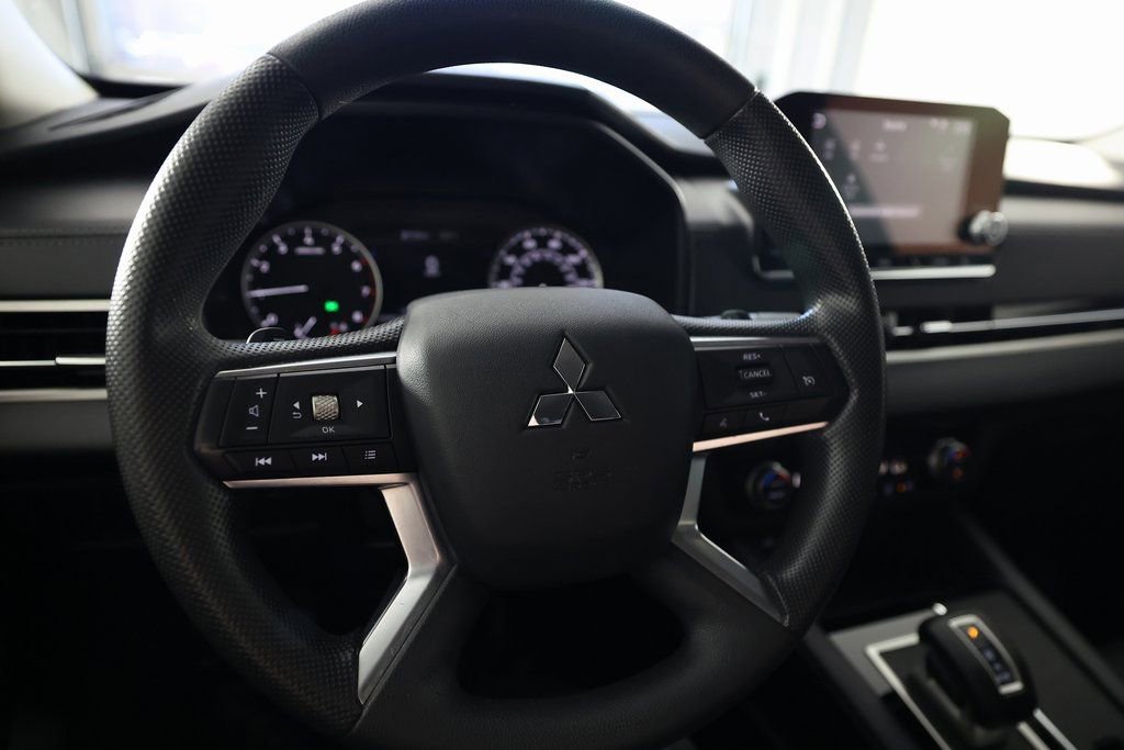 Used 2024 Mitsubishi Outlander ES image 19