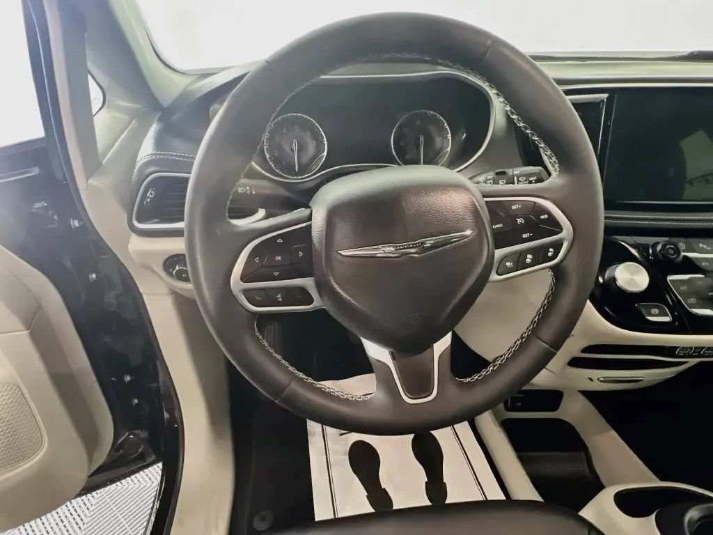 Used 2024 Chrysler Pacifica Touring-L FWD image 12