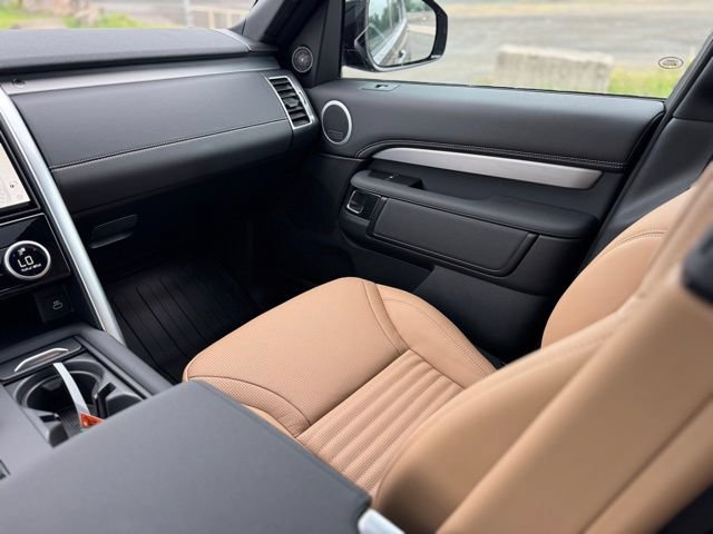Used 2025 Land Rover Discovery Dynamic SE AWD/4WD image 12