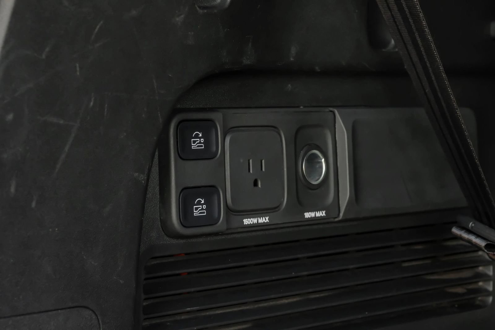 Used 2024 Rivian R1S Adventure AWD/4WD image 65