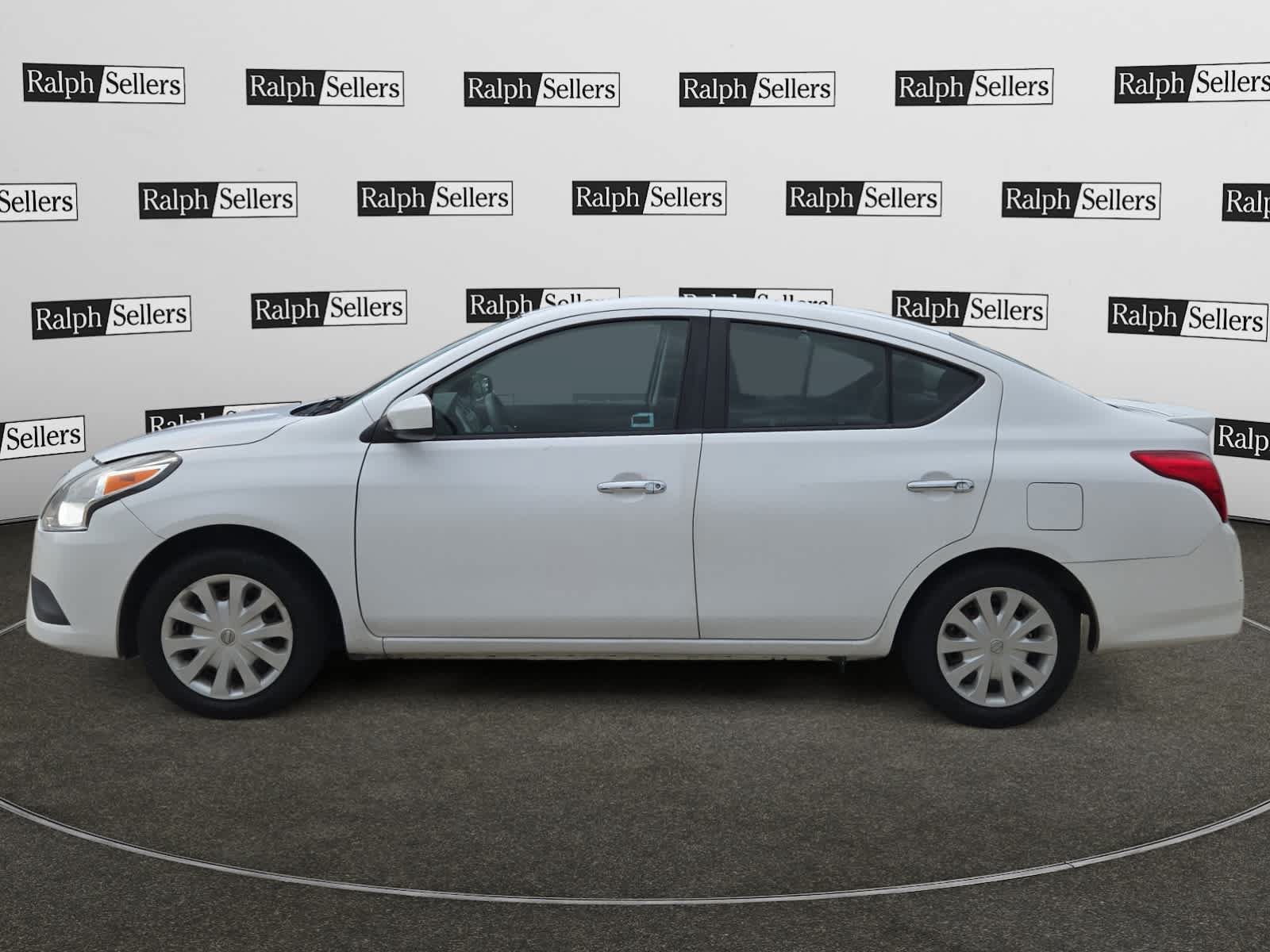 Used 2016 Nissan Versa SV FWD image 3