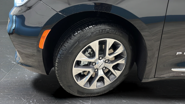 Used 2023 Chrysler Pacifica Pinnacle FWD image 41