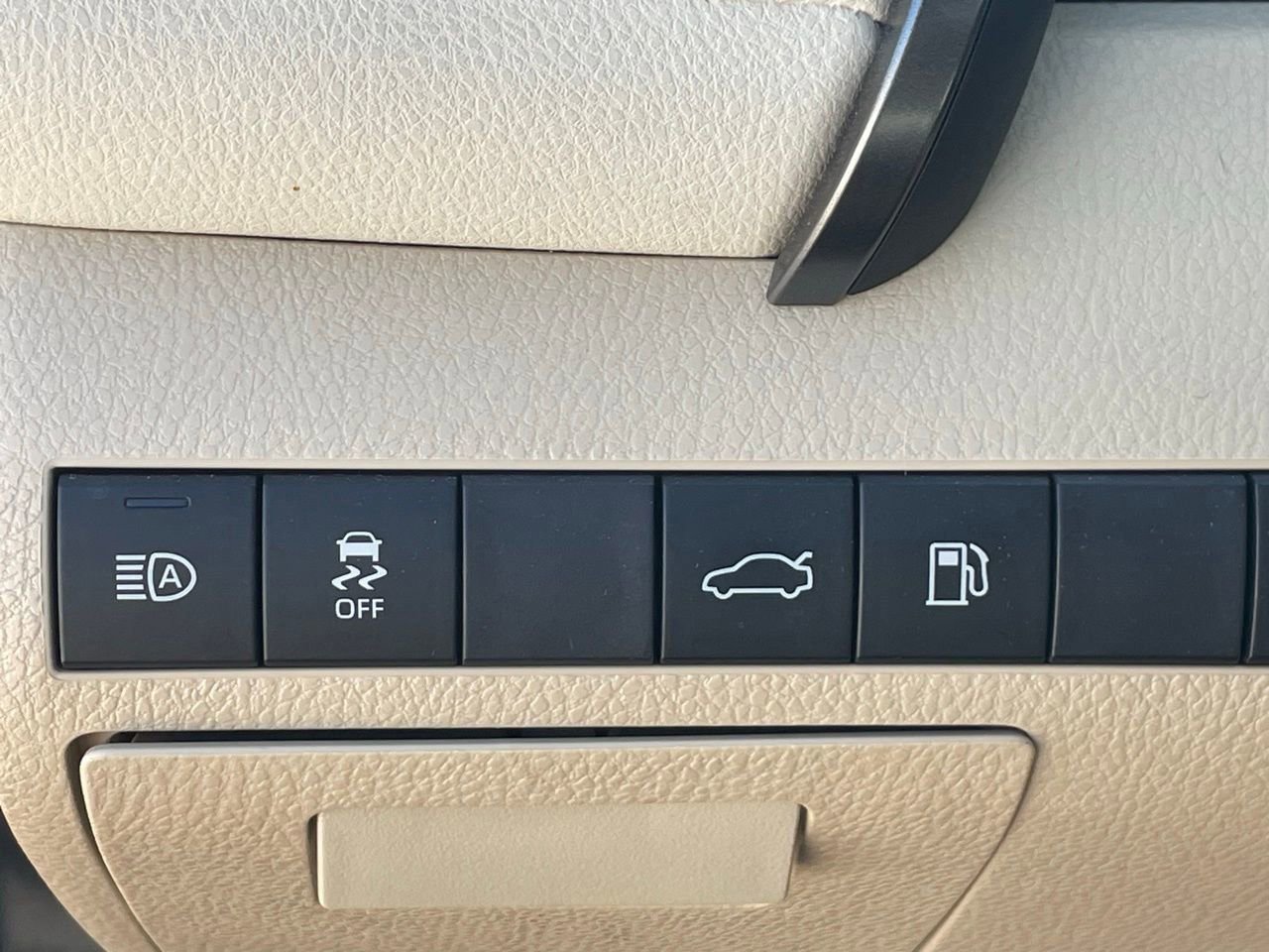 Used 2018 Toyota Camry XLE image 7