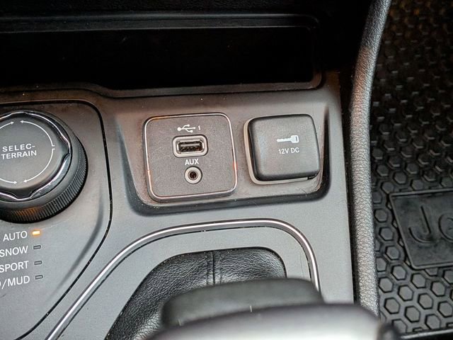 Certified 2019 Jeep Cherokee Latitude Plus w/ Cold Weather Group image 22