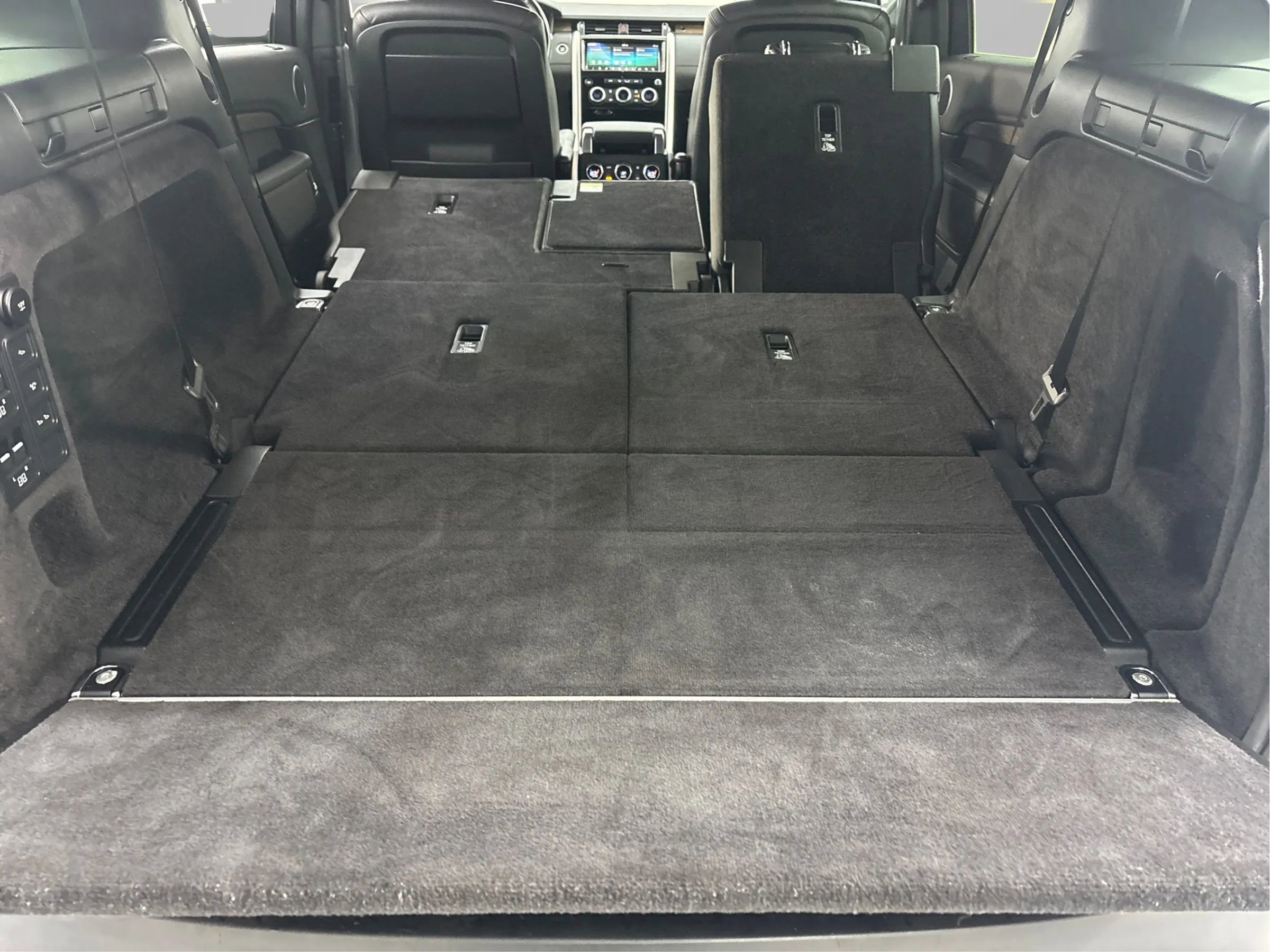 Used 2020 Land Rover Discovery HSE image 16