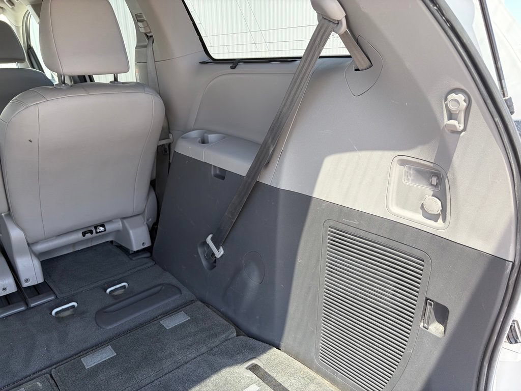 Used 2018 Toyota Sienna XLE w/ Carpet Mat Package FWD image 19