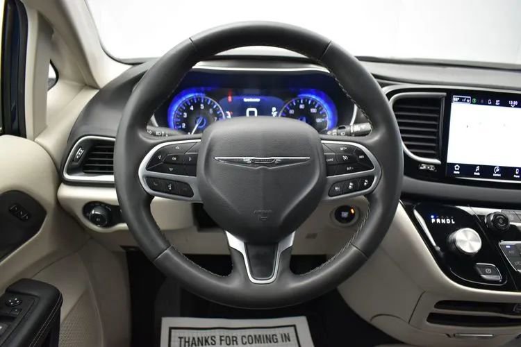 Used 2023 Chrysler Pacifica Touring-L FWD image 20