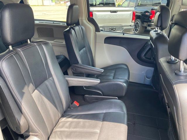 Used 2013 Chrysler Town & Country Touring FWD image 34