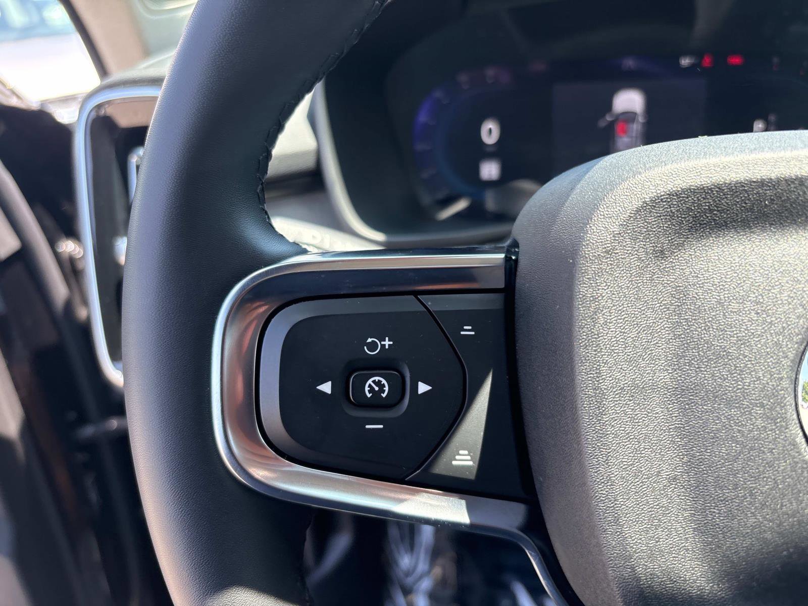 Used 2023 Volvo XC40 B5 Plus image 17