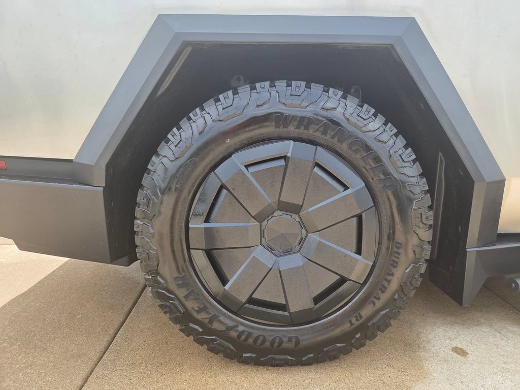 Used 2024 Tesla Cybertruck AWD Crew Cab image 10