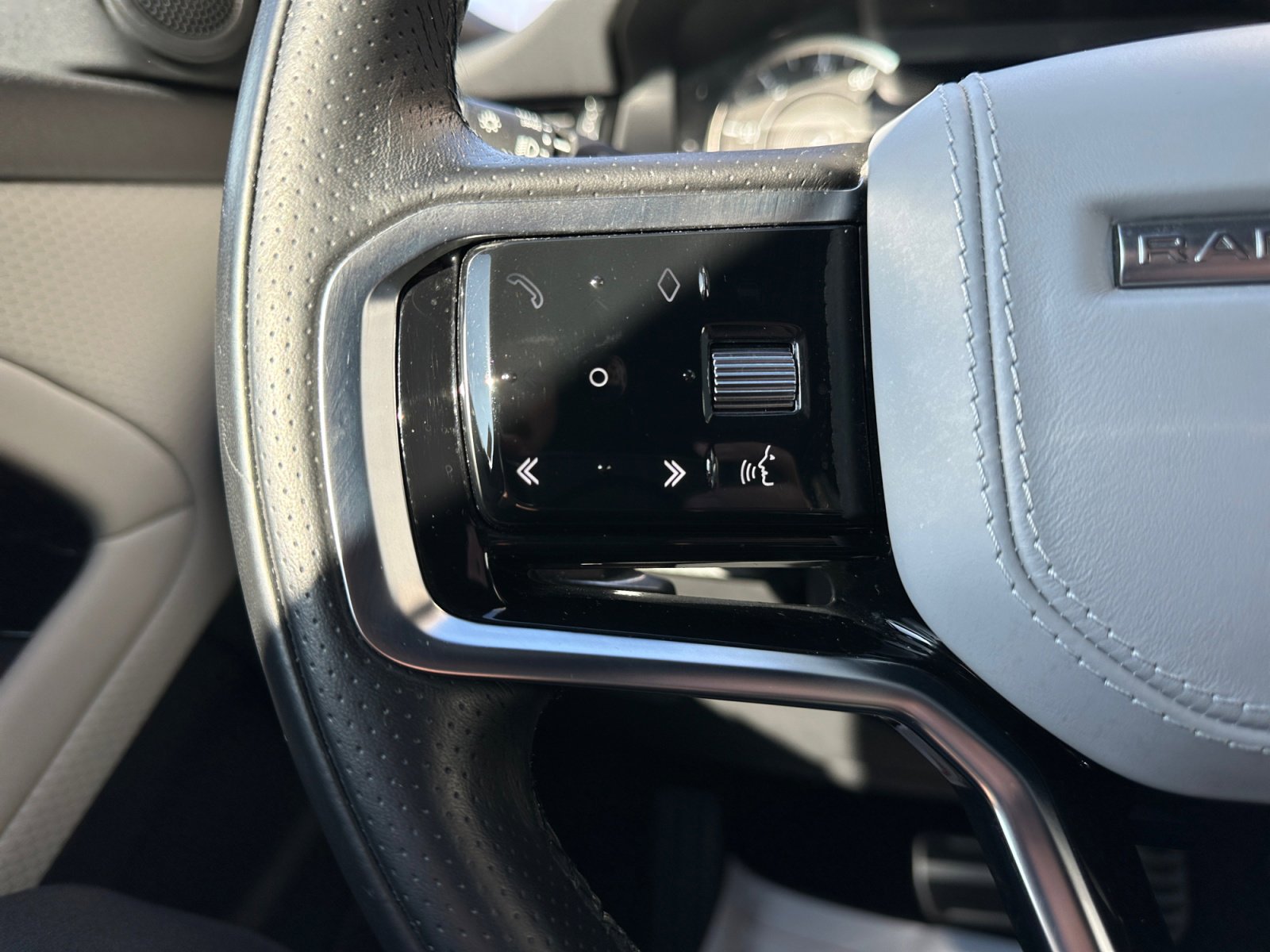 Used 2023 Land Rover Range Rover Evoque R-Dynamic S image 18