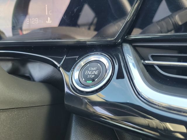 Used 2025 Chevrolet Trax RS w/ Sunroof Package FWD image 32