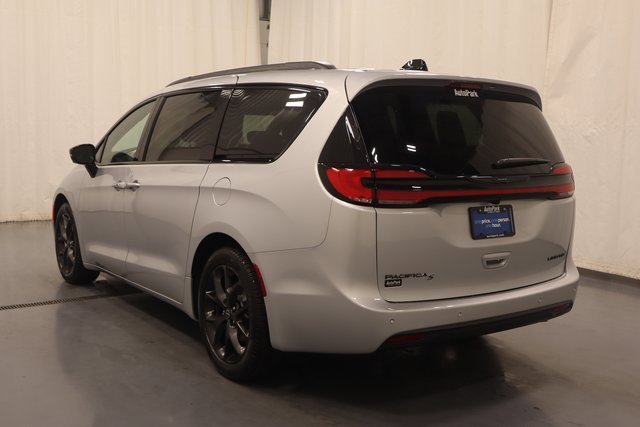 New 2026 Chrysler Pacifica Limited image 6