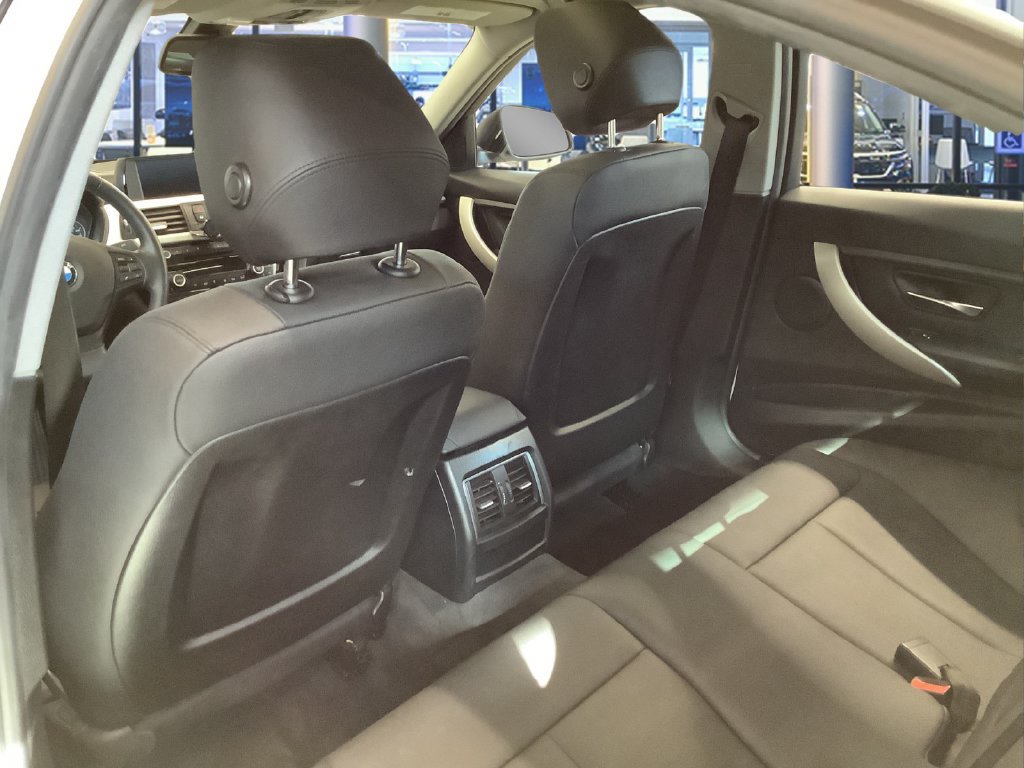 Used 2017 BMW 320i xDrive Sedan AWD/4WD image 35