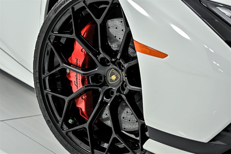 Used 2023 Lamborghini Huracan Tecnica RWD image 3