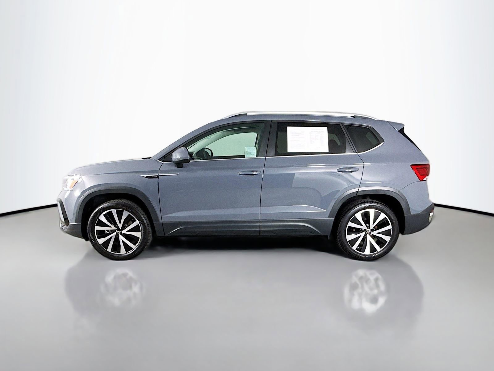 Used 2023 Volkswagen Taos SE w/ Panoramic Sunroof Package FWD image 4