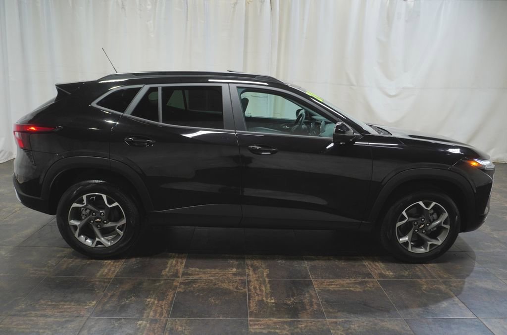 Used 2024 Chevrolet Trax LT w/ Sunroof Package FWD image 4