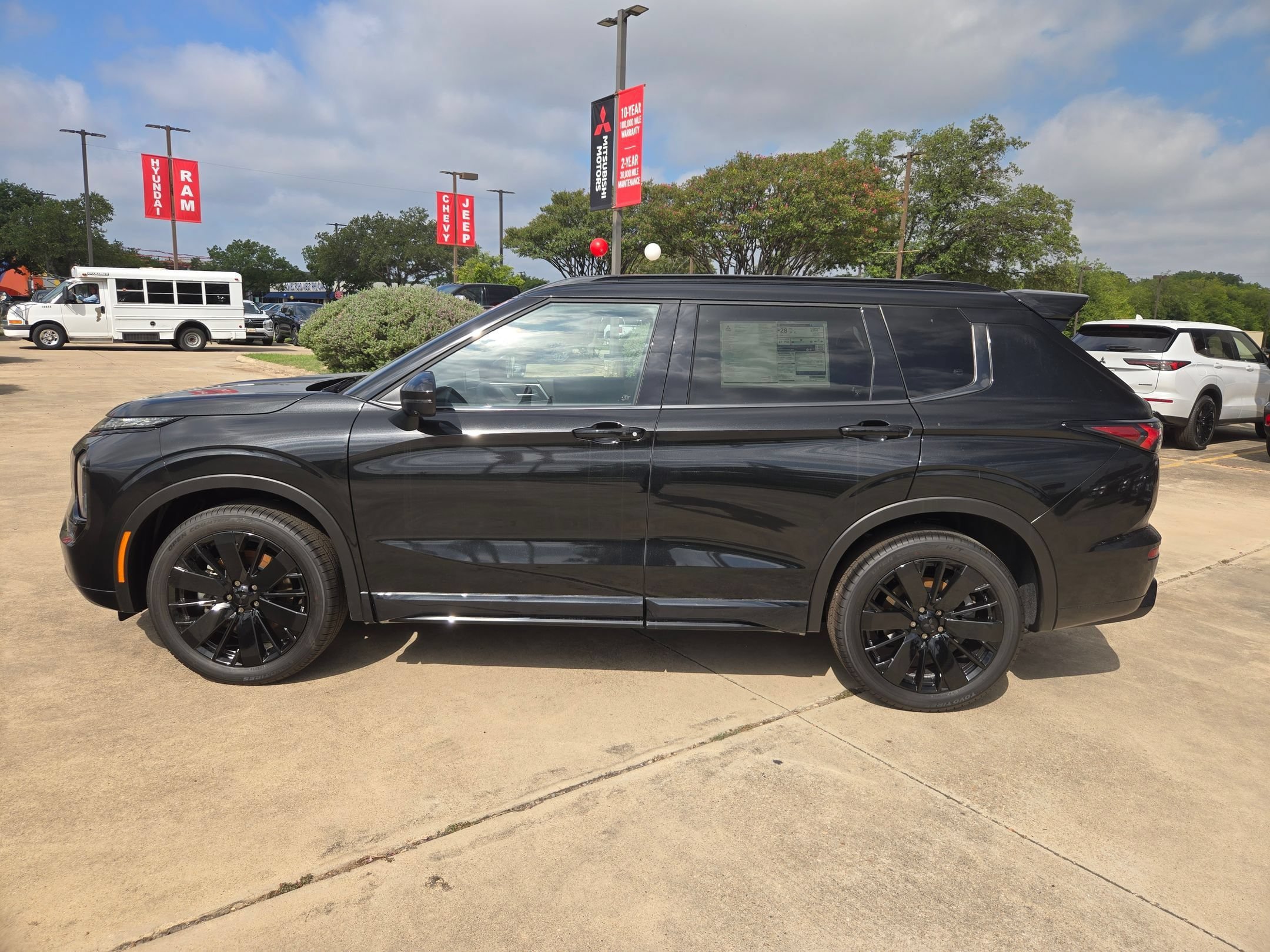 New 2026 Mitsubishi Outlander SEL Black Edition FWD image 2