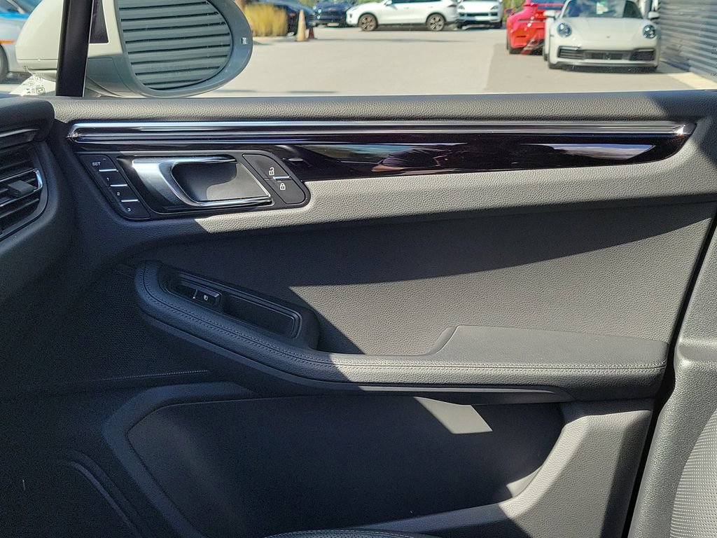 Certified 2025 Porsche Macan image 23