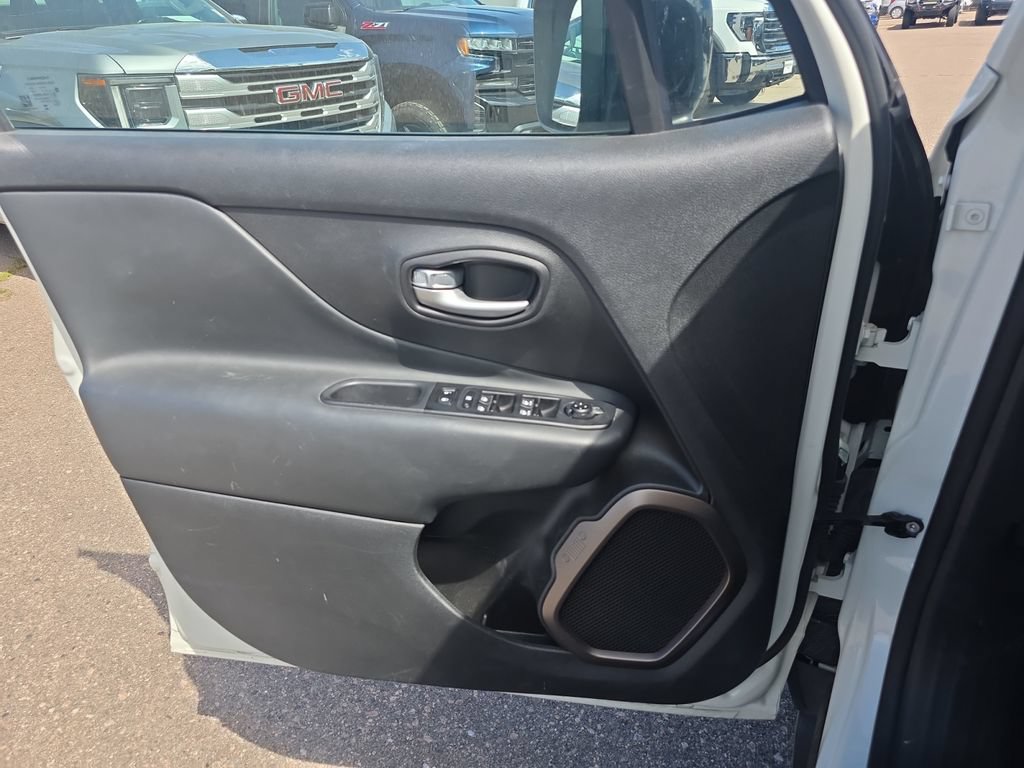 Used 2023 Jeep Renegade Latitude AWD/4WD image 18