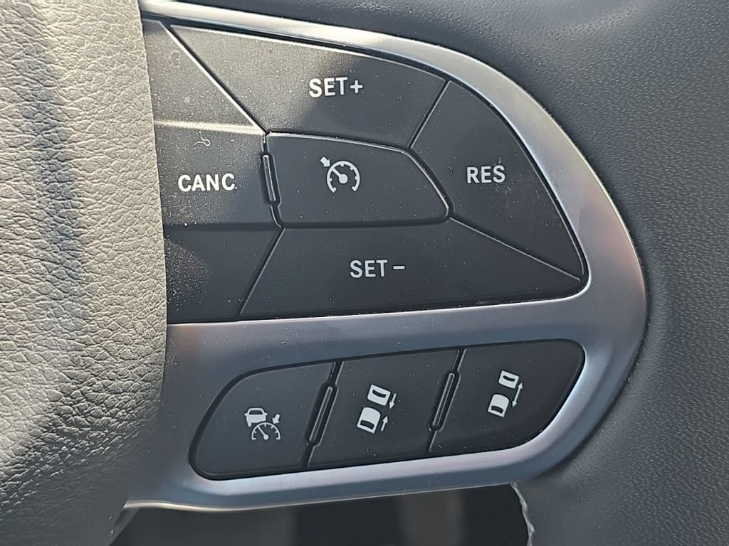 Used 2024 Chrysler Pacifica Touring-L FWD image 27