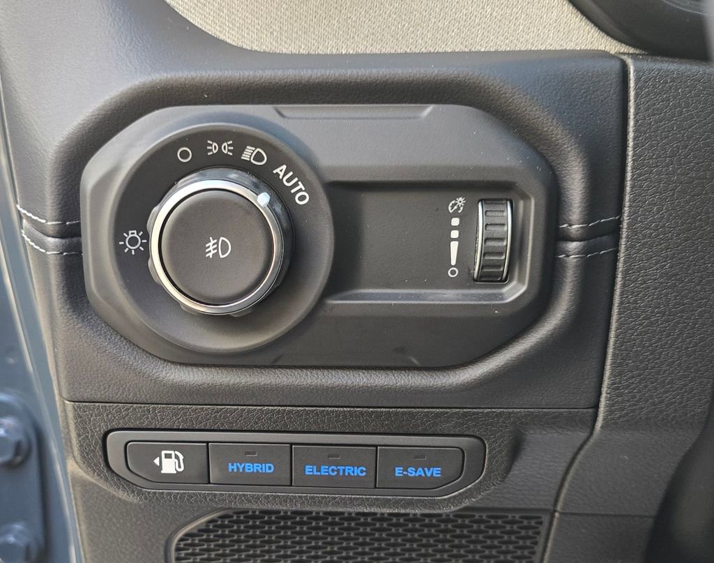 Used 2025 Jeep Wrangler Unlimited Sahara w/ Safety Group image 38