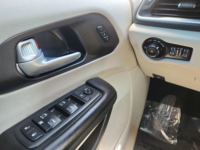 Used 2020 Chrysler Pacifica Limited image 39