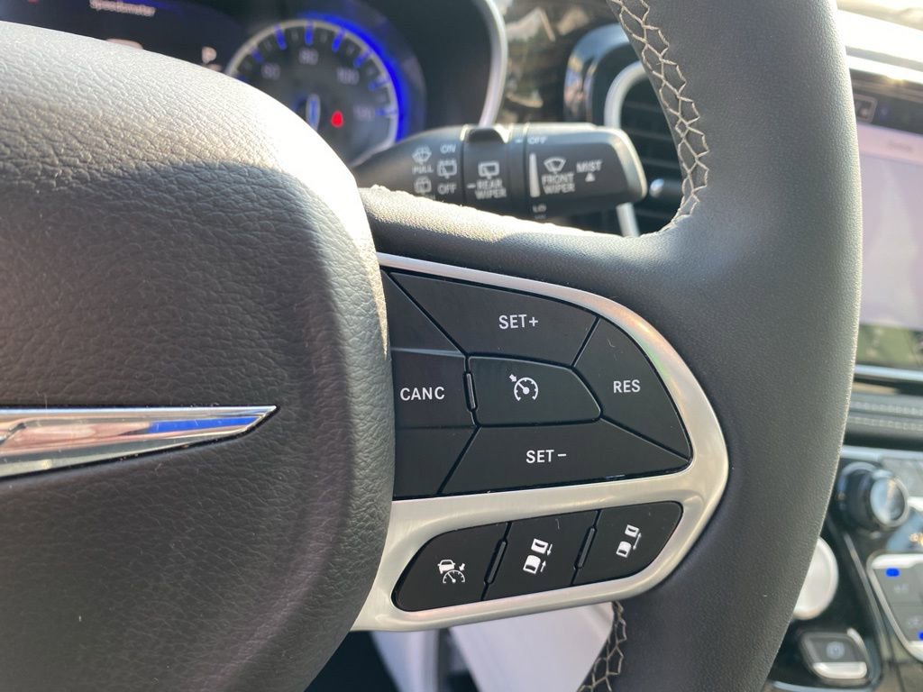 Used 2024 Chrysler Pacifica Limited image 25