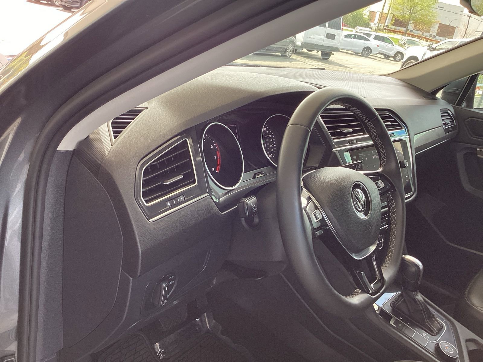 Used 2021 Volkswagen Tiguan SE image 9