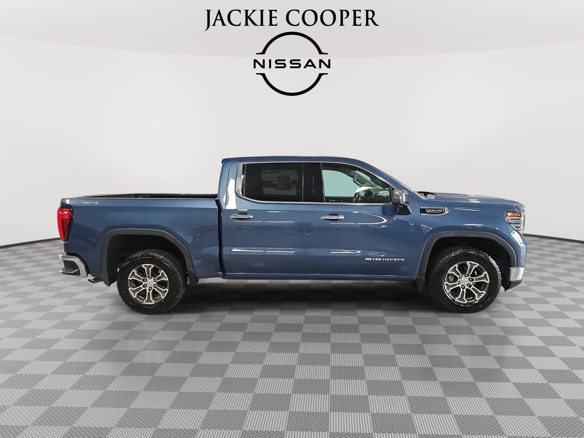 Used 2024 GMC Sierra 1500 SLT AWD/4WD image 4