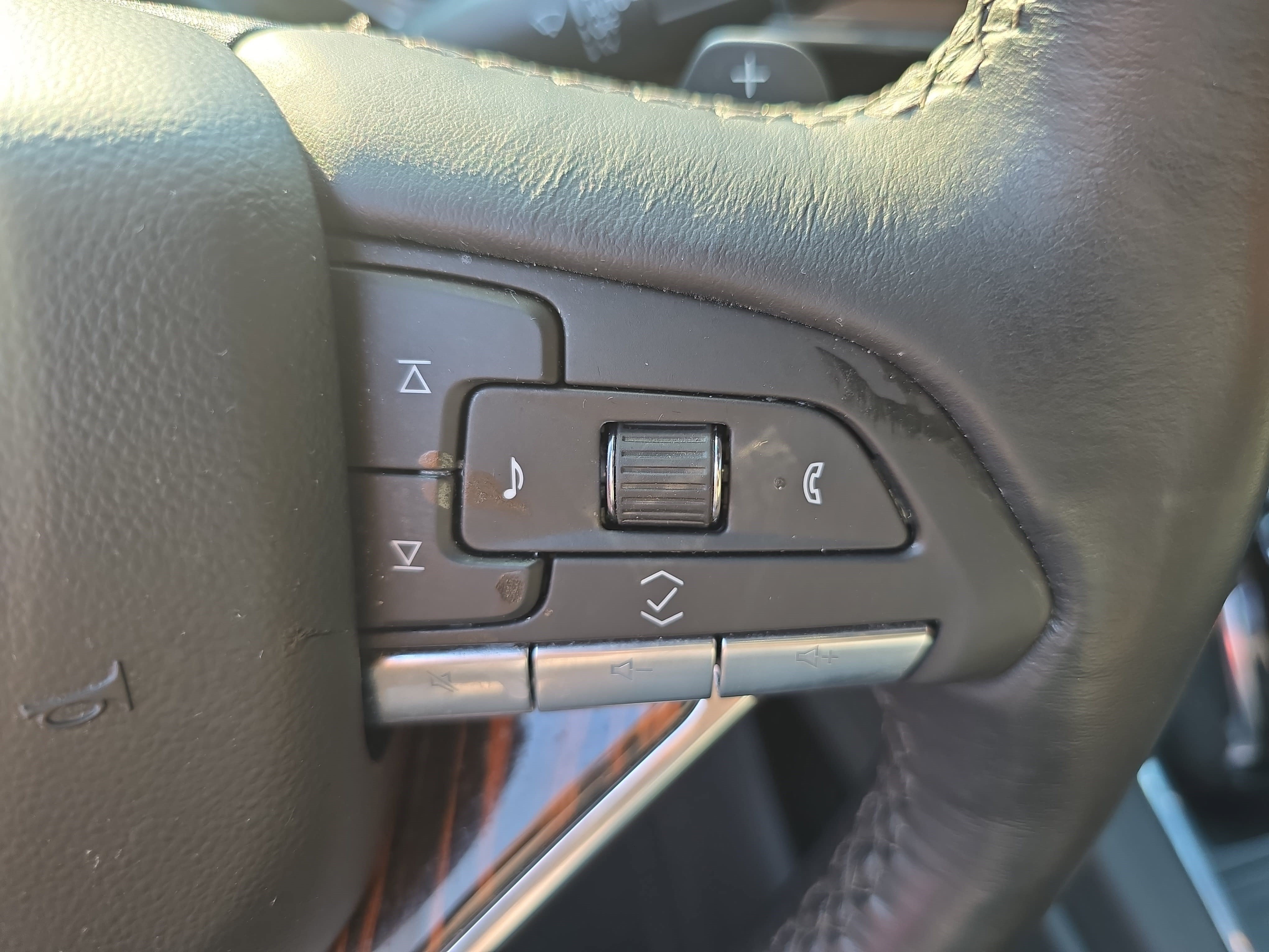 Certified 2024 Cadillac Escalade ESV Premium Luxury w/ Performance Package AWD/4WD image 18