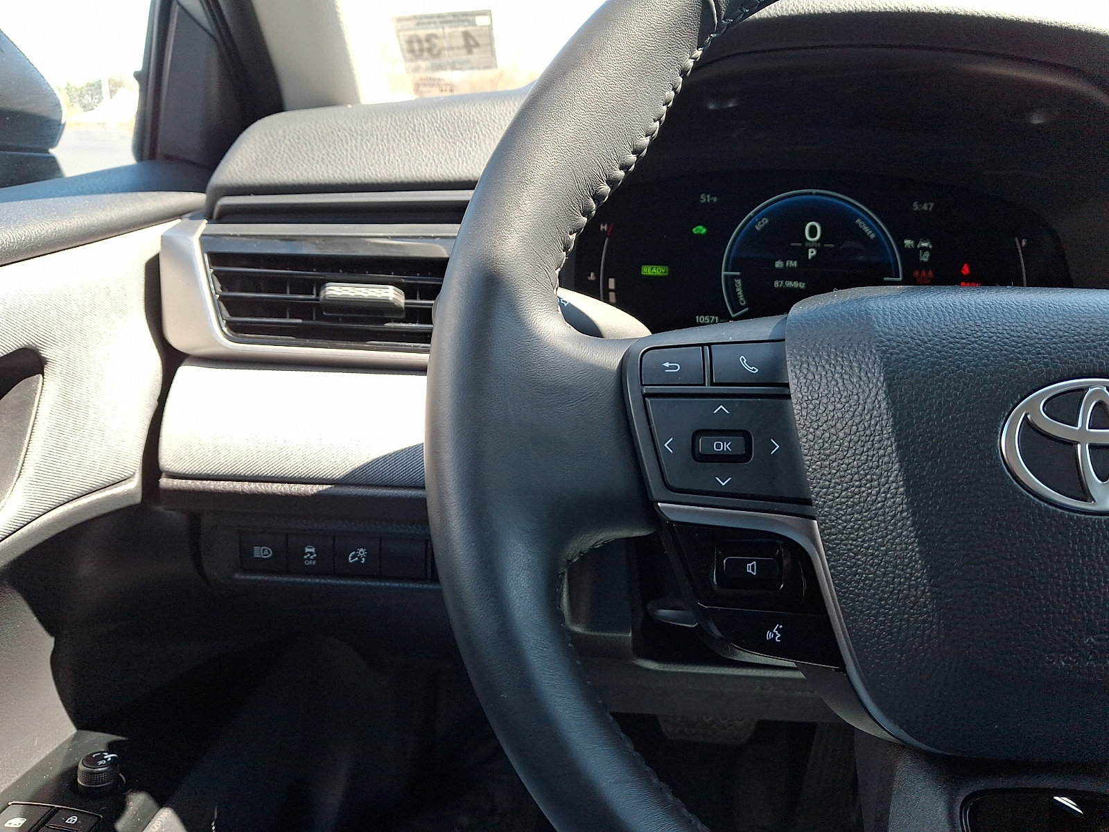 Used 2025 Toyota Camry LE w/ Convenience Package image 20