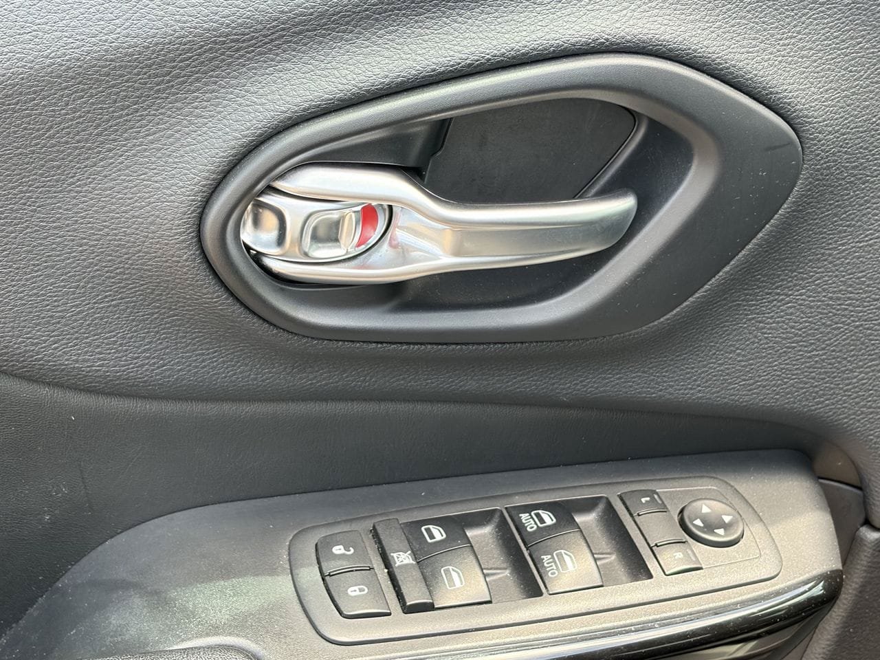 Used 2019 Jeep Cherokee Latitude Plus AWD/4WD image 9