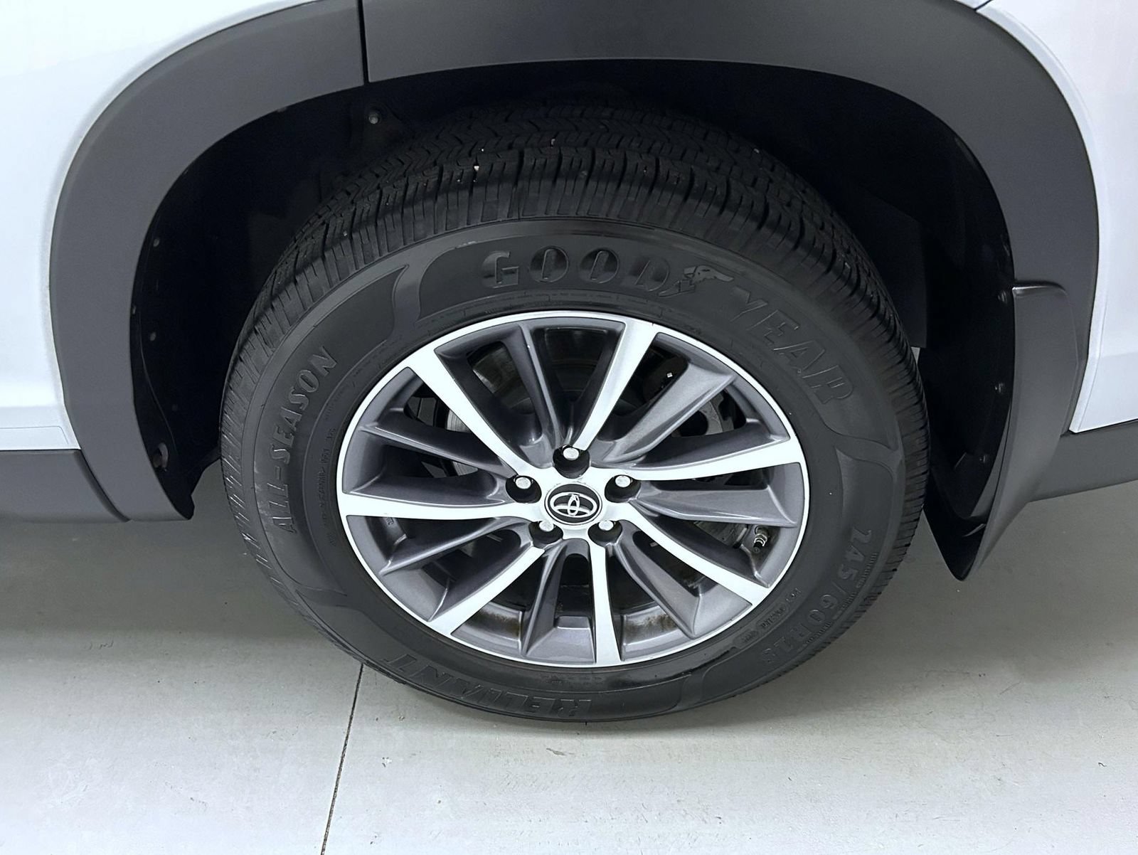 Used 2019 Toyota Highlander XLE AWD/4WD image 23