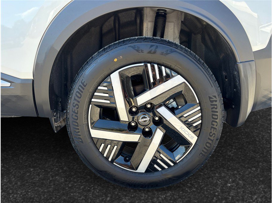 Used 2025 Nissan Kicks SV image 14