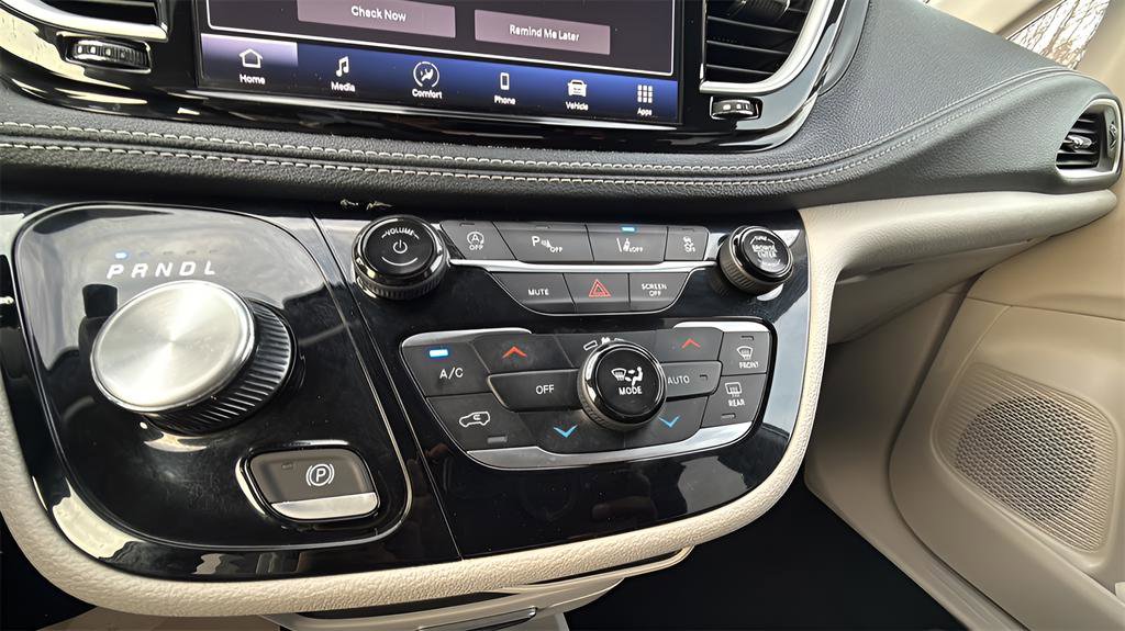 Used 2023 Chrysler Pacifica Touring-L image 22