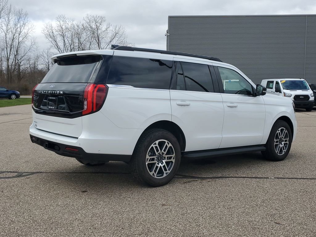Certified 2025 Ford Expedition Active image 3