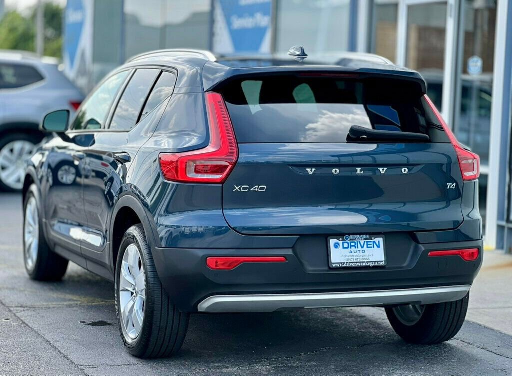 Used 2021 Volvo XC40 T4 Momentum FWD image 3