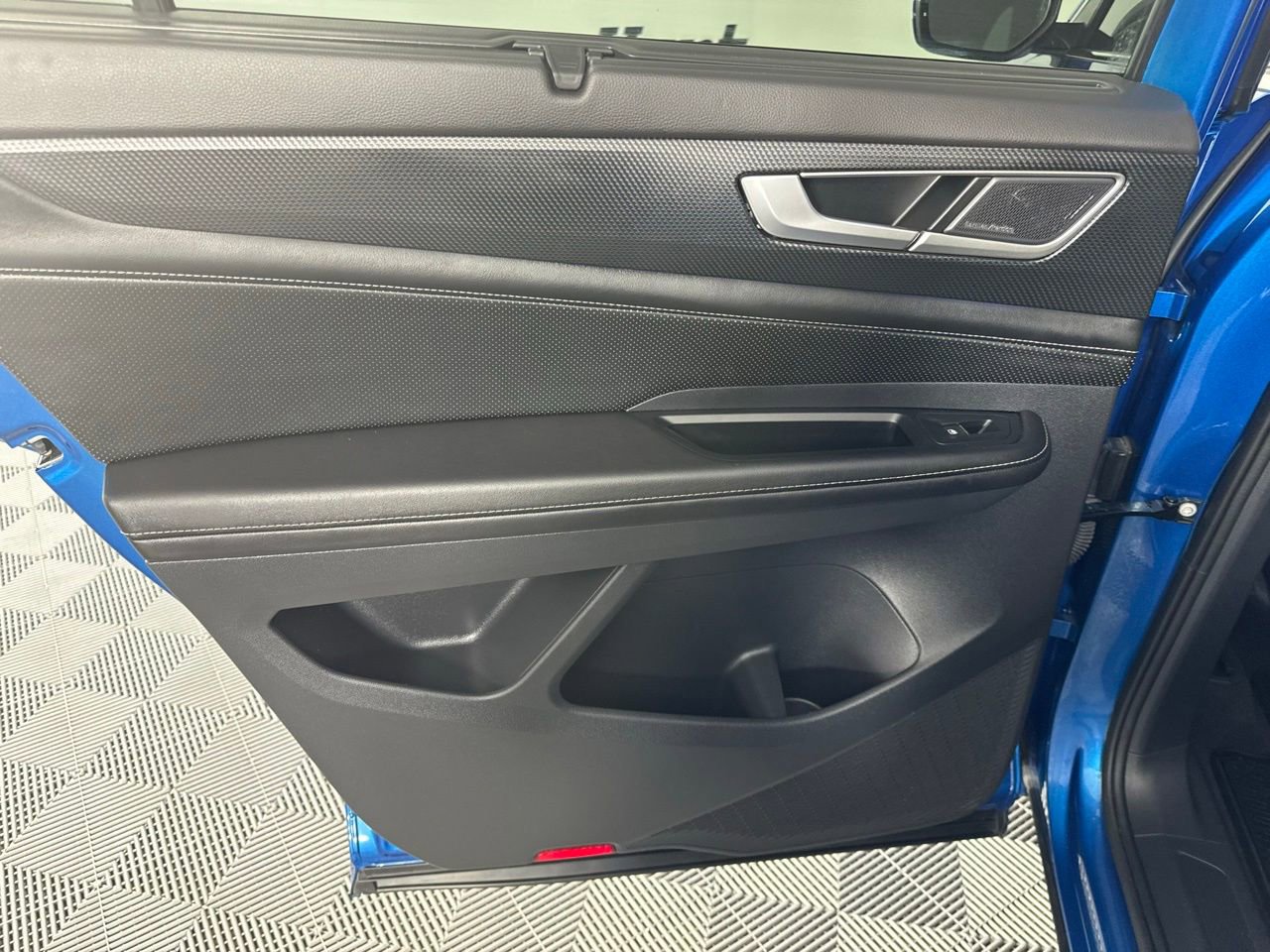 Used 2024 Volkswagen Atlas Cross Sport SEL Premium R-Line image 19