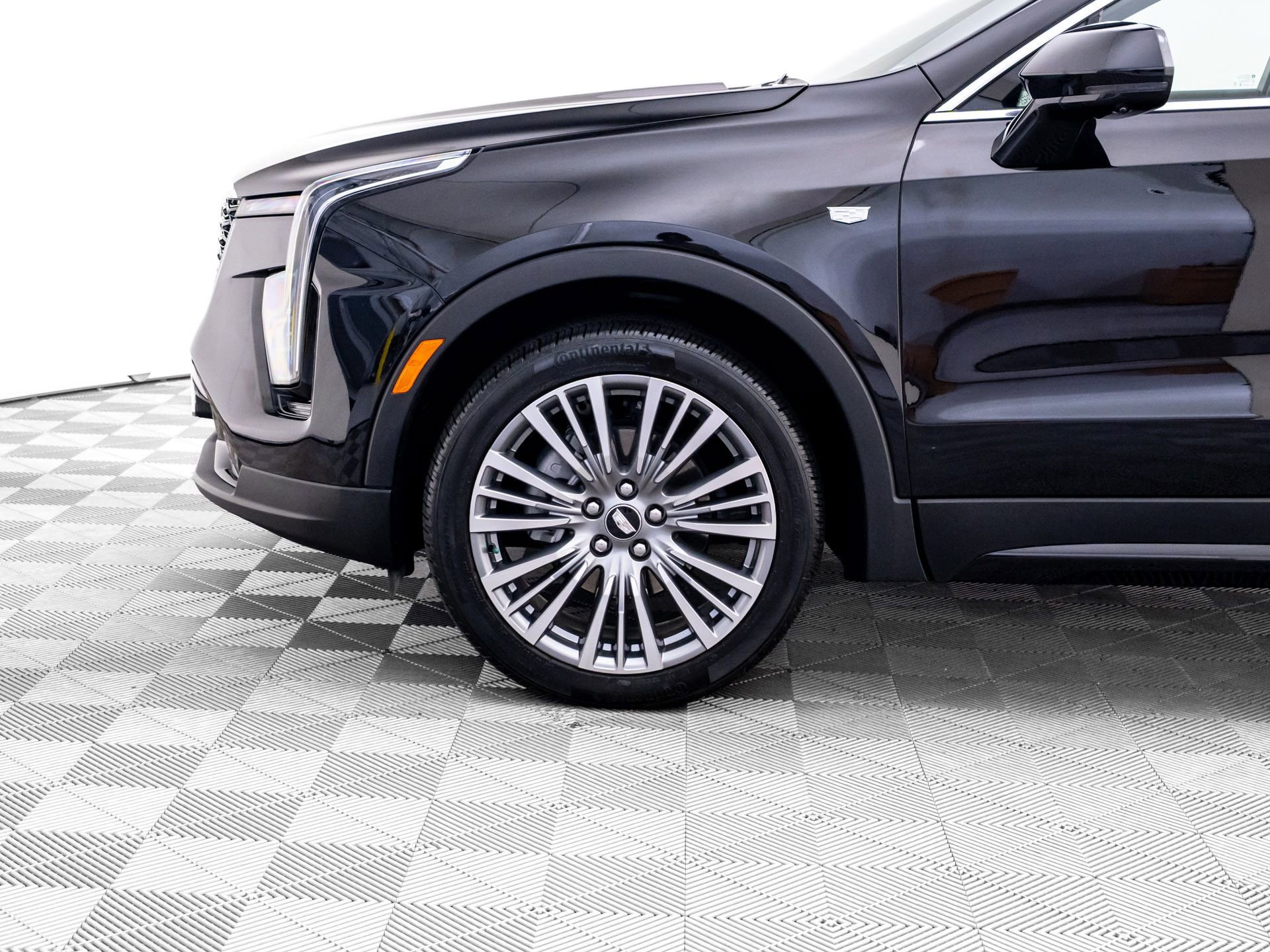 Certified 2025 Cadillac XT4 Premium Luxury AWD/4WD image 40