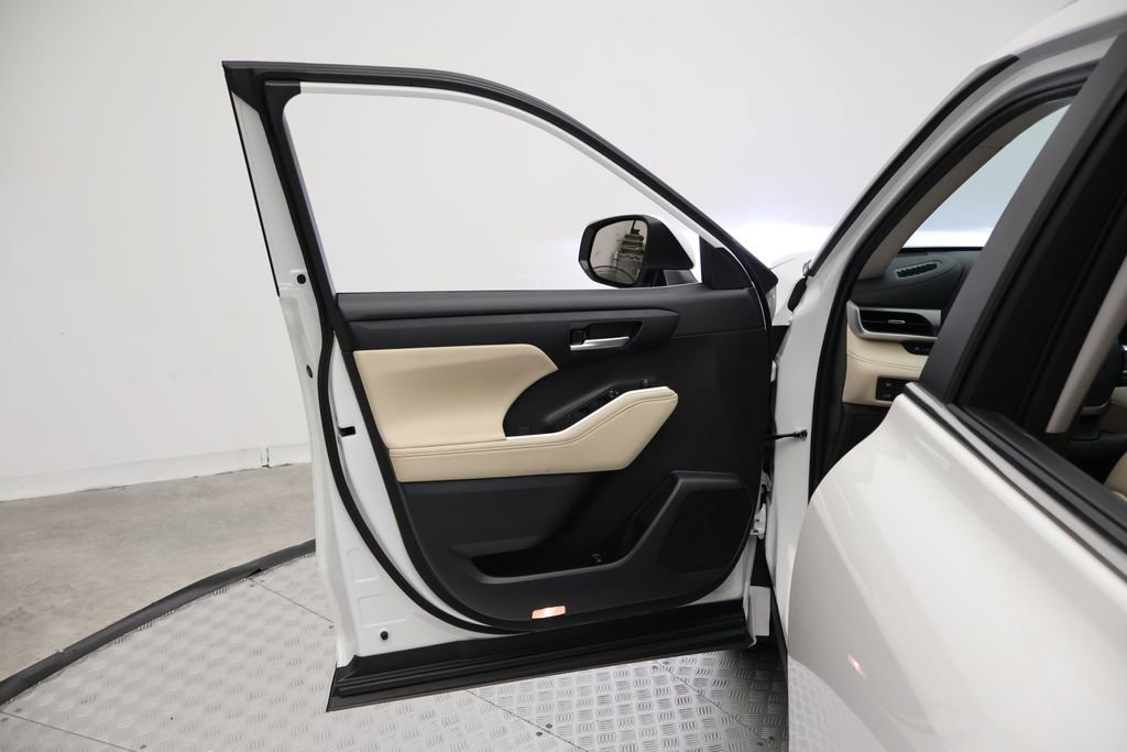 Used 2024 Toyota Highlander XLE FWD image 16
