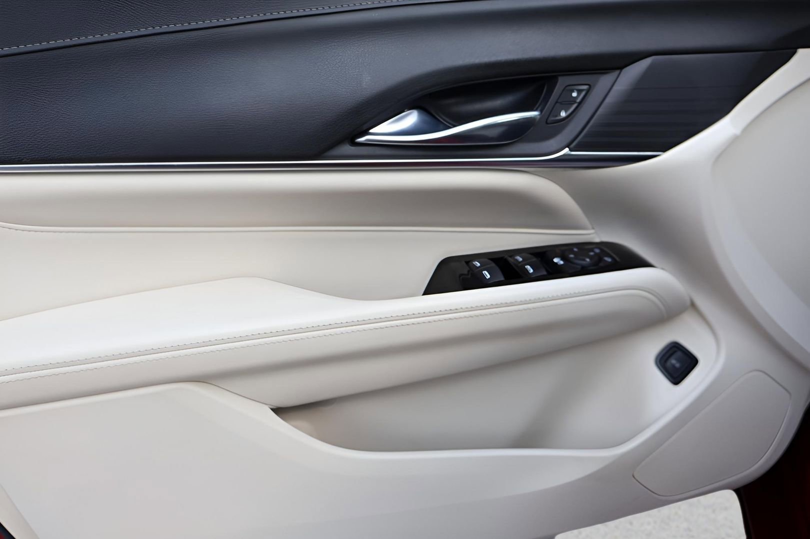 Used 2023 Cadillac CT4 Luxury w/ Cold Weather Package image 9