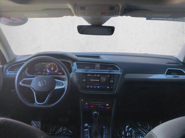 Used 2024 Volkswagen Tiguan SE image 17
